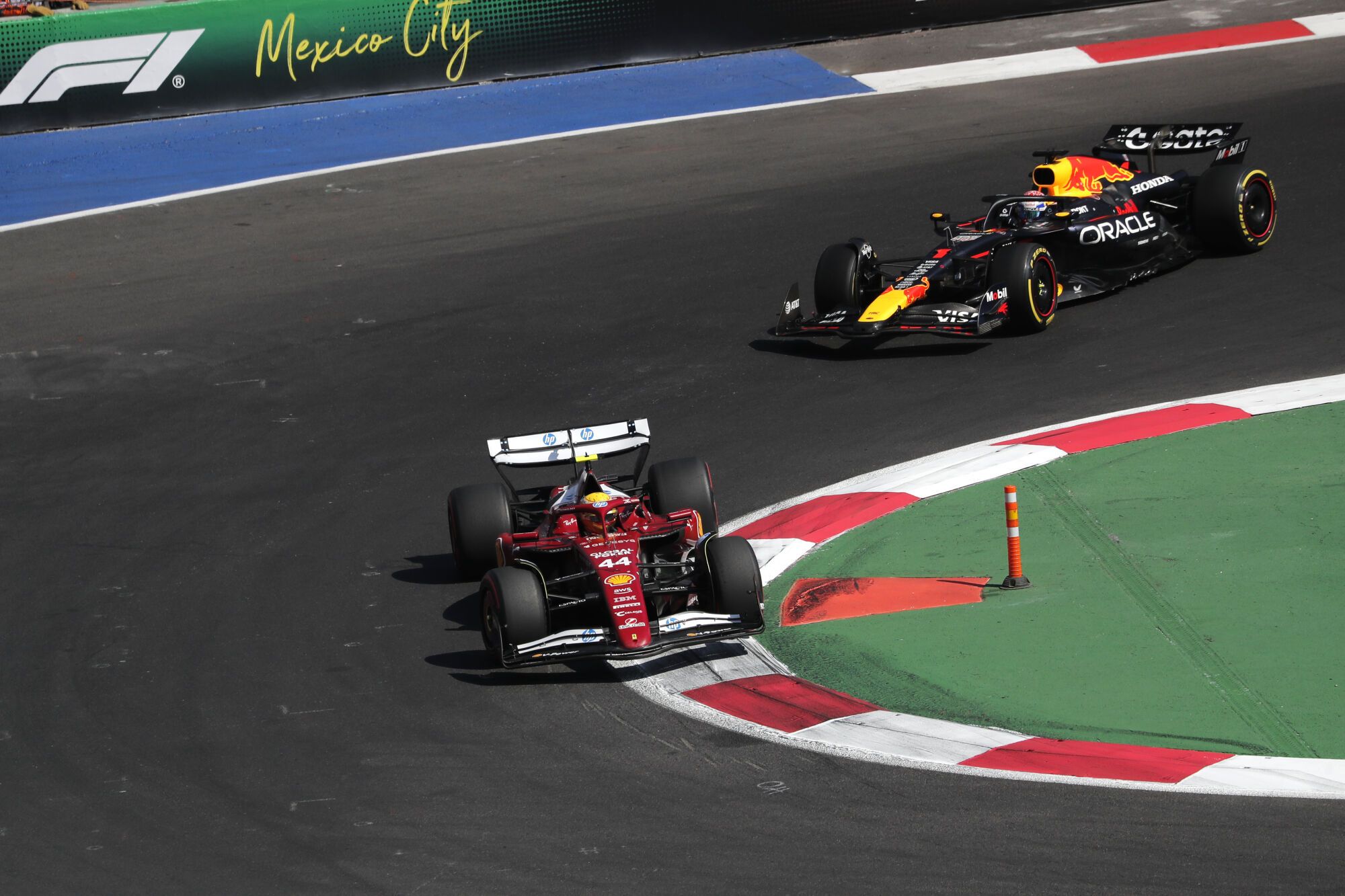 AMDEP7965. CIUDAD DE MÉXICO (MÉXICO), 26/10/2025.- El británico Lewis Hamilton (i) de Ferrari y el neerlandes Max Verstappen de Red Bull Racing, compiten en el Gran Premio de México de la Fórmula Uno este domingo, en el Autódromo Hermanos Rodríguez en Ciudad de México (México). EFE/ Isaac Esquivel