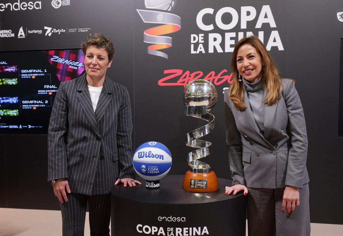 Elisa Aguilar, presidenta de la Federación Española de Baloncesto y Natalia Chueca, alcaldesa de Zaragoza, junto al trofeo y al balón de la competición