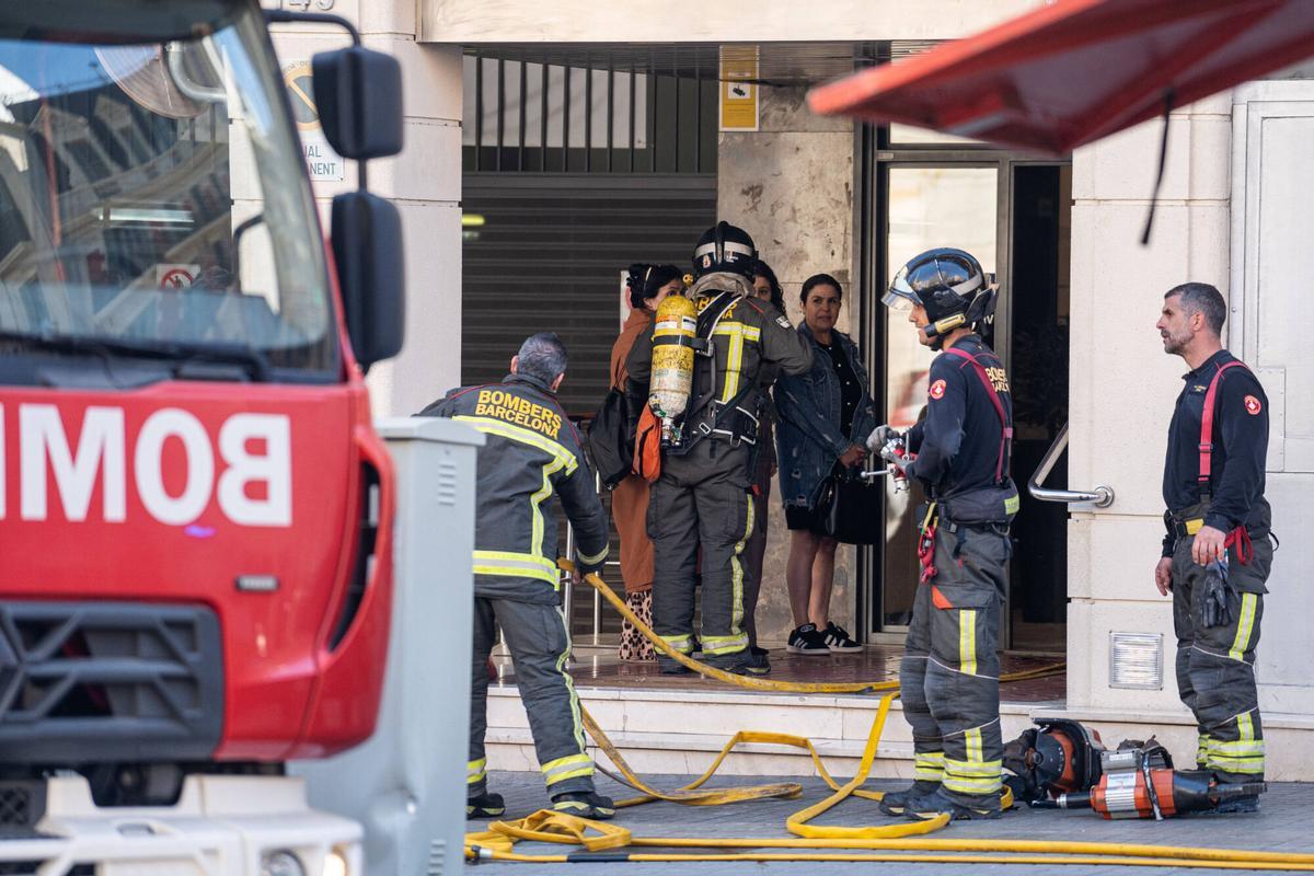 Dos heridos en el incendio de un edificio en Barcelona esta madrugada