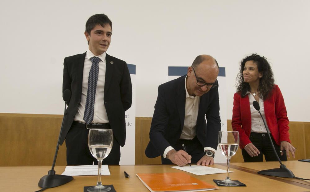 Toma posesión del presidente del Consejo de Estudiantes de la UA