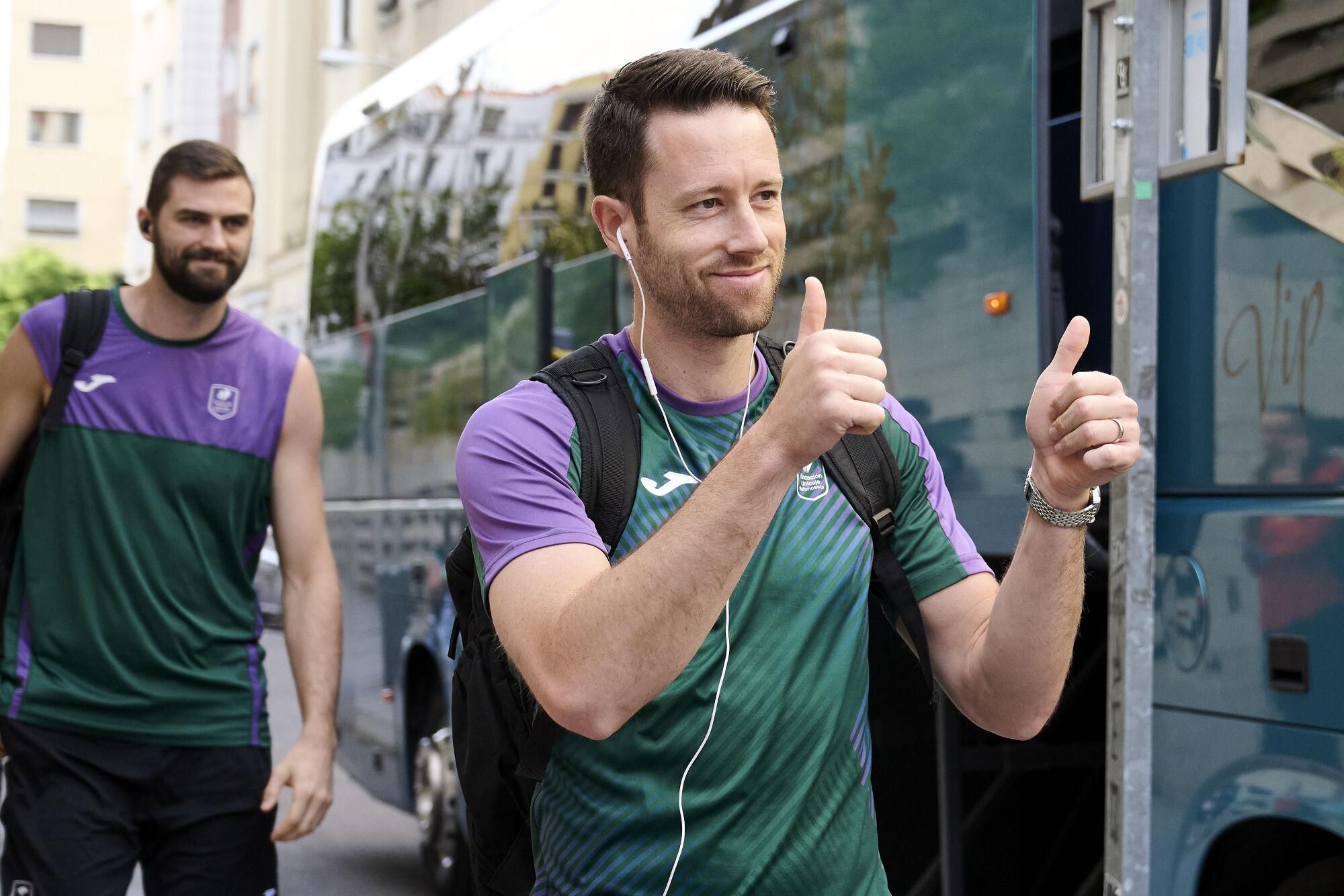 Llegada del Unicaja al Movistar Arena y calentamiento de los verdes