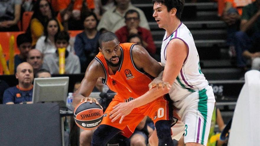 El excajista Will Thomas, posteando con el capitán verde, Carlos Suárez, que levantó allí la Eurocup.