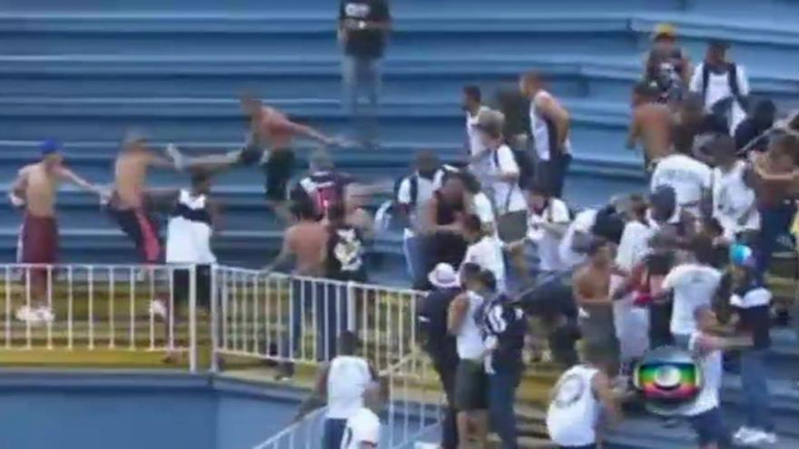 Violencia extrema en las gradas durante un partido de fútbol en Brasil