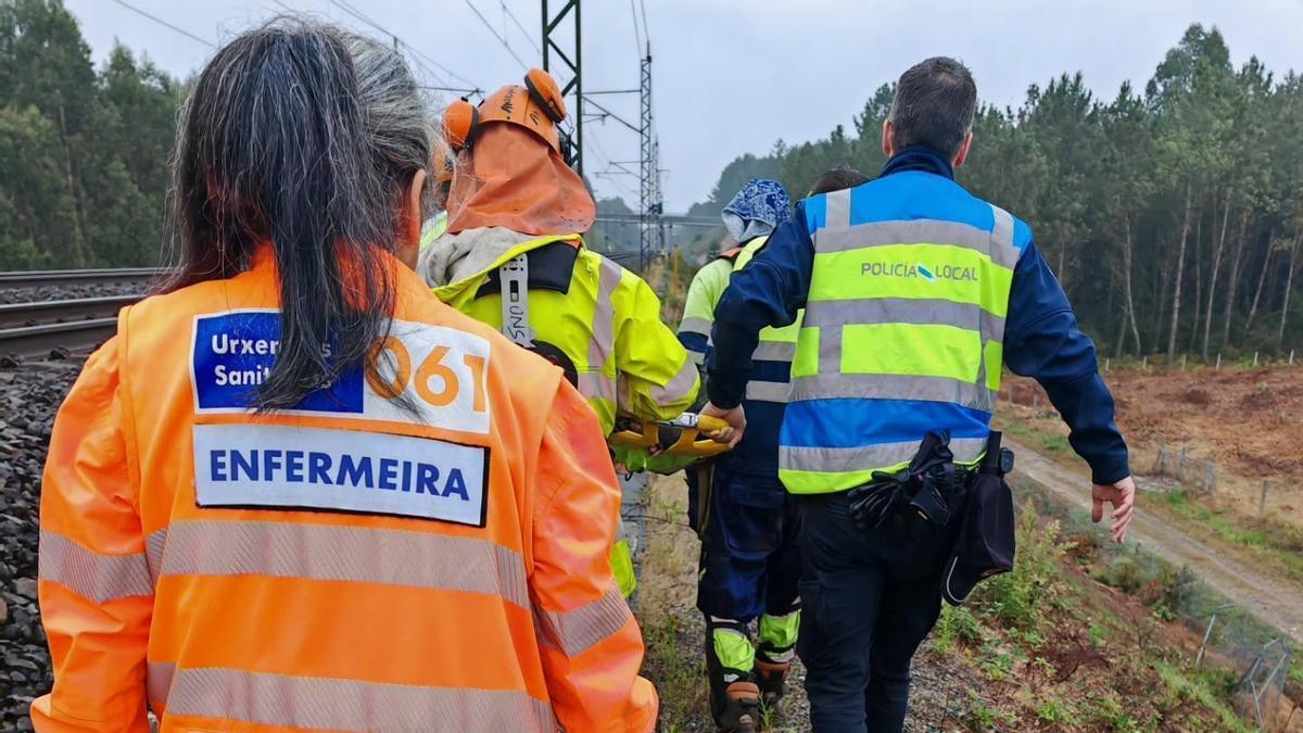 Evacuación del operario que desbrozaba en las vías del tren a la altura de Oroso