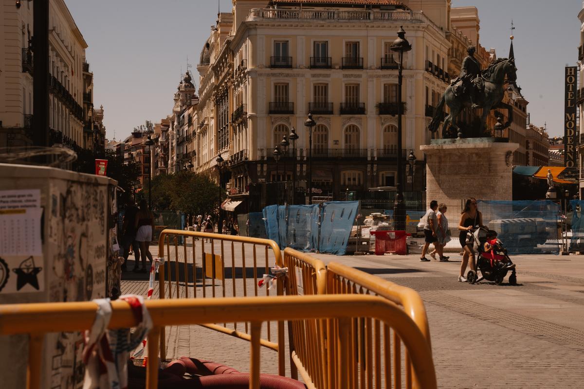 Imagen de las obras de la Puerta del Sol en pleno agosto.