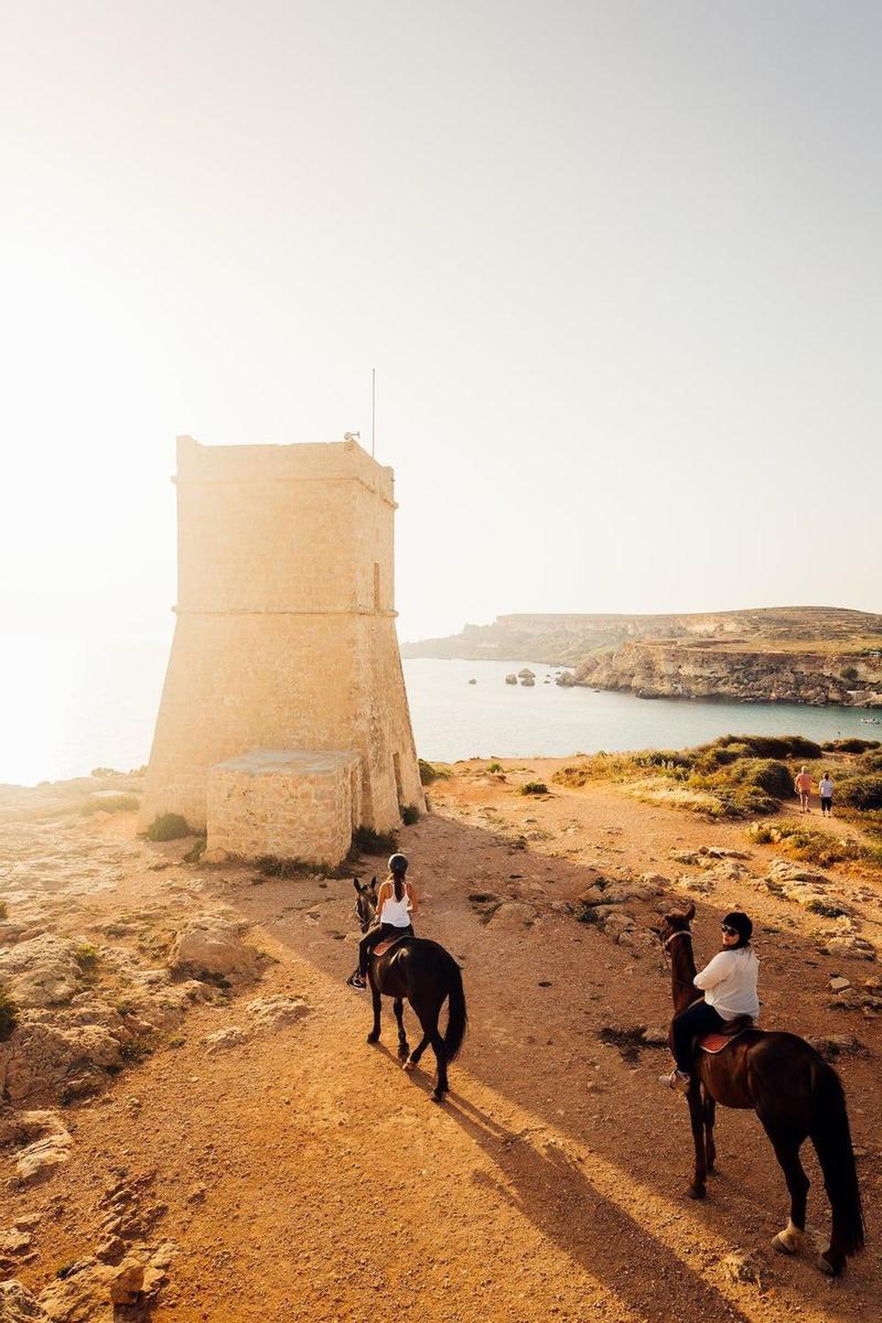 Montar a caballo en el Torre Gnejna, Malta