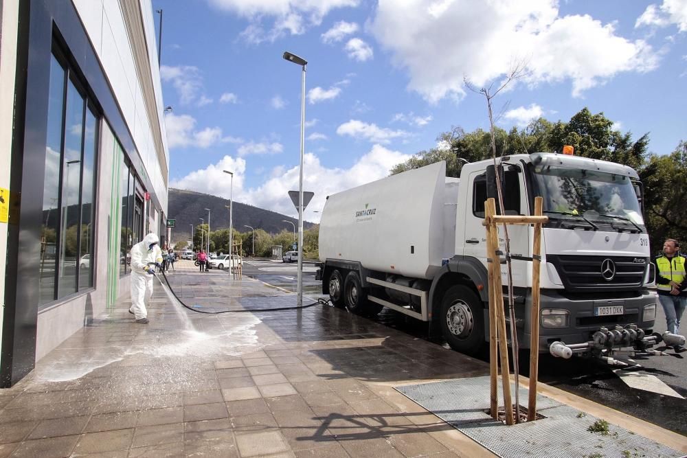 Tareas de limpieza en Santa Cruz de Tenerife