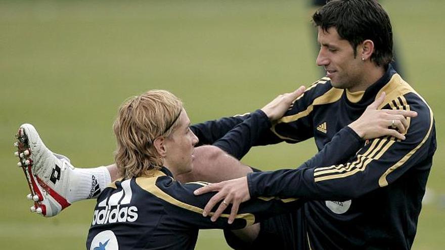 Los jugadores de la selección española de fútbol Fernando Torres y Joan Capdevila, durante el entrenamiento celebrado hoy en la localidad asutriaca de Neustift para preparar el partido que el sábado enfrenta a España y Suecia.