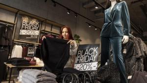 Una dependienta dobla ropa en el Black Friday del año pasado