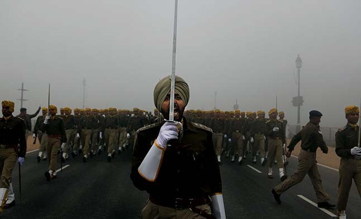 Un soldat indi de les forces paramilitars dóna ordres a altres soldats en un assaig previ a la desfilada del dia de la República a Nova Delhi (Índia).