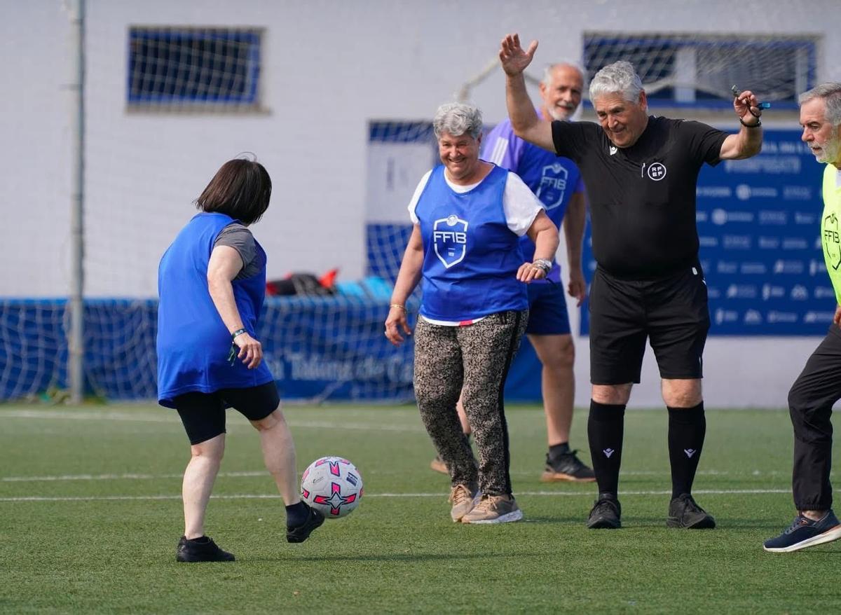 Imagen de una las jornadas de ‘Futbol a peu’ para mayores de 60 años de la FFIB