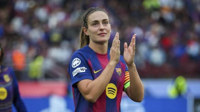 Alèxia Putellas aplaudeix l’afició del Camp Nou després del partit contra el Bayern de Múnic, diumenge passat. | GORKA URRESOLA