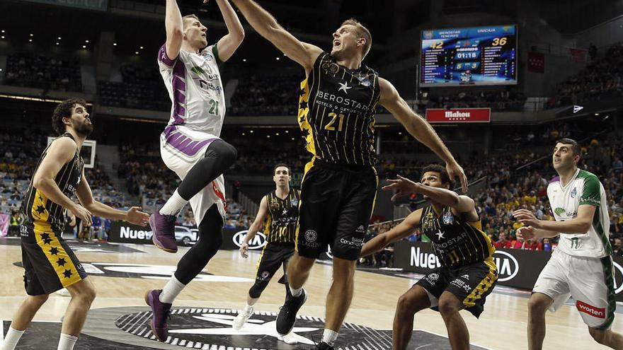 Waczynski, en pleno salto con el balón, en el encuentro de Copa del Rey entre el Unicaja y el Iberostar en Madrid.