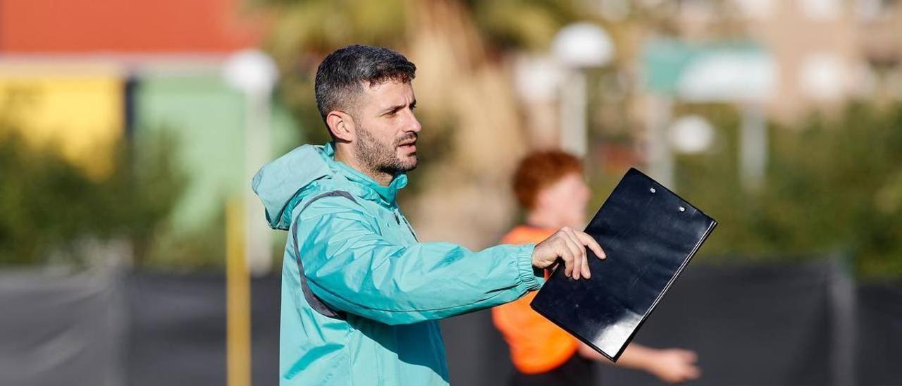 Alejandro Jiménez, Jim, dirige el  entrenamiento del Castellón en Marina d’Or.