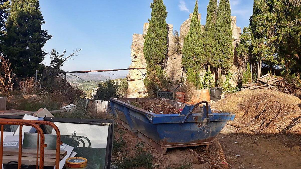 Críticas por los aparejos junto a la Muralla 
de Llevant del Castell