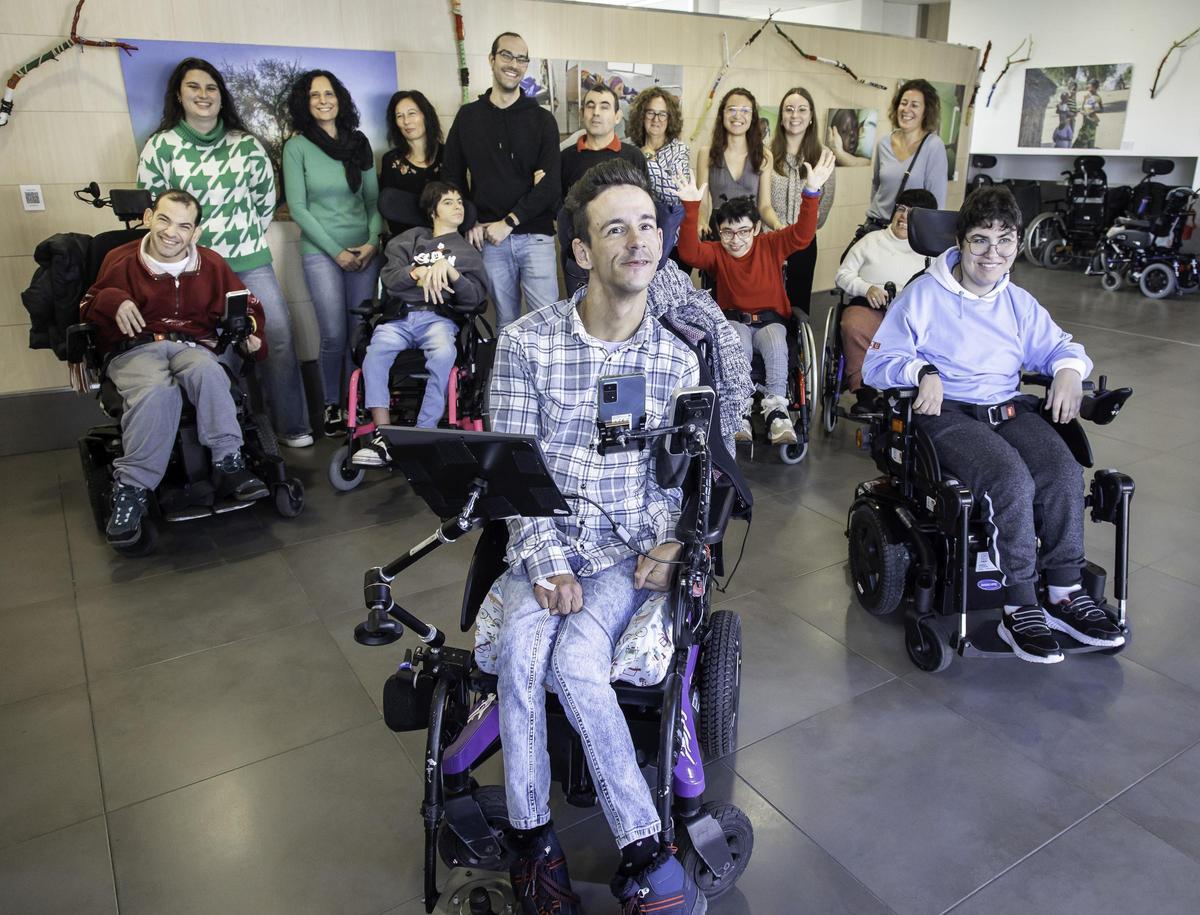 VIGO. SEDE DE APAMP. Oscar, con parálisis cerebral, hace de guía en la expo de Elías Regueira.