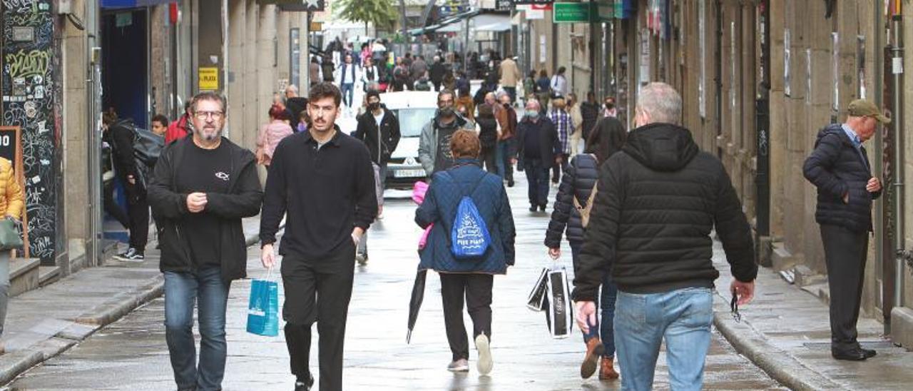 La calle Santo Domingo ayer por la tarde con un gran número de ciudadanos por la calle. |   // I. OSORIO