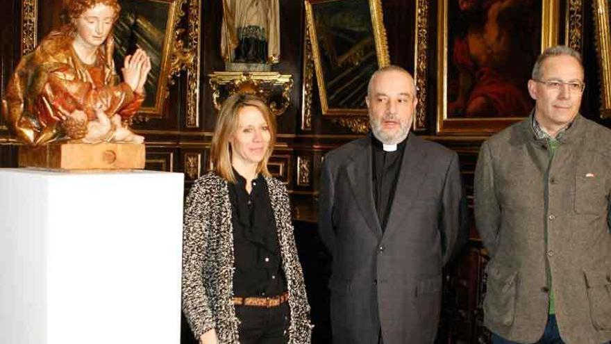 La imagen junto a su restauradora, el deán y el responsable del taller diocesano de restauración.