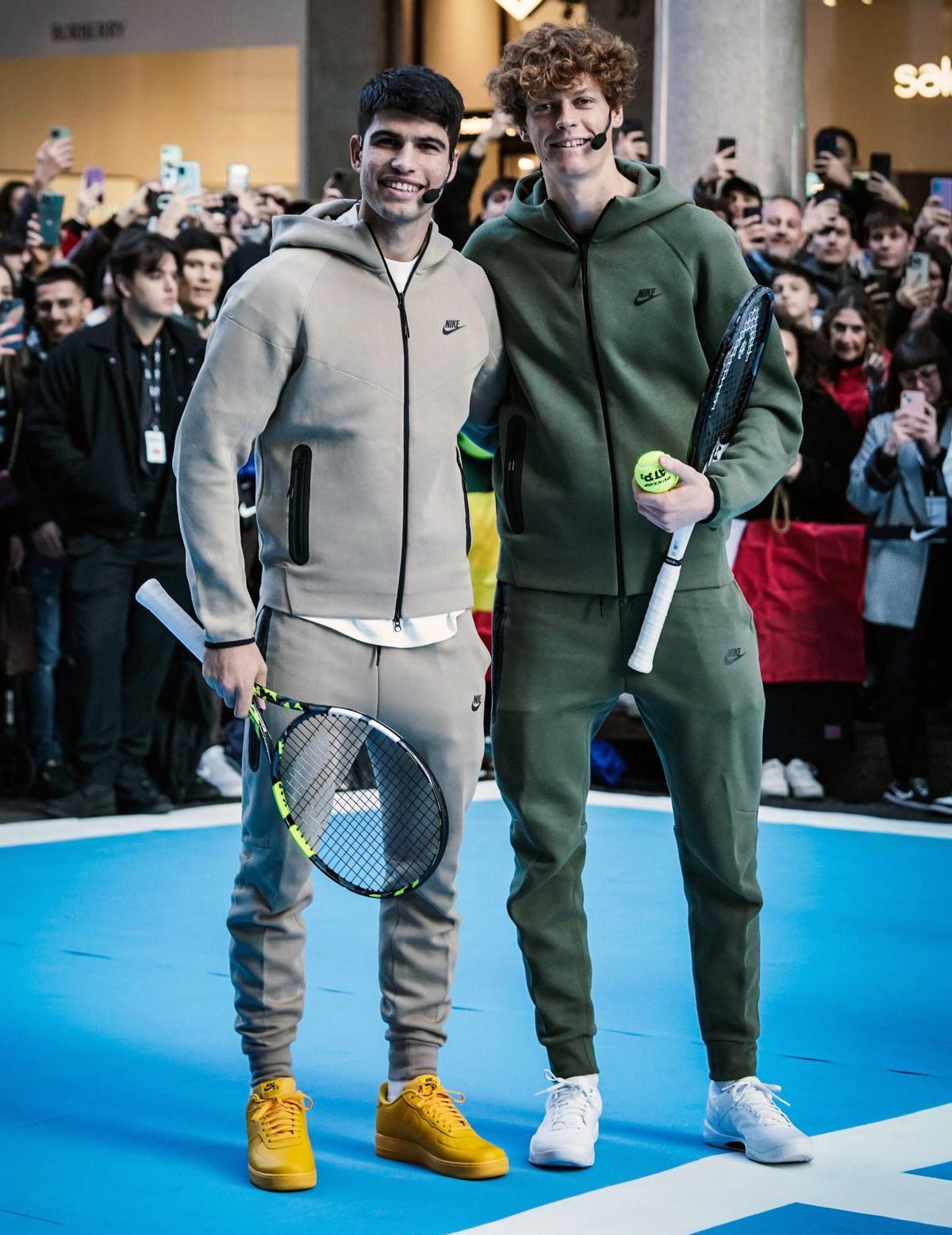 Carlos Alcaraz y Jannik Sinner, en un acto de Nike en Turín