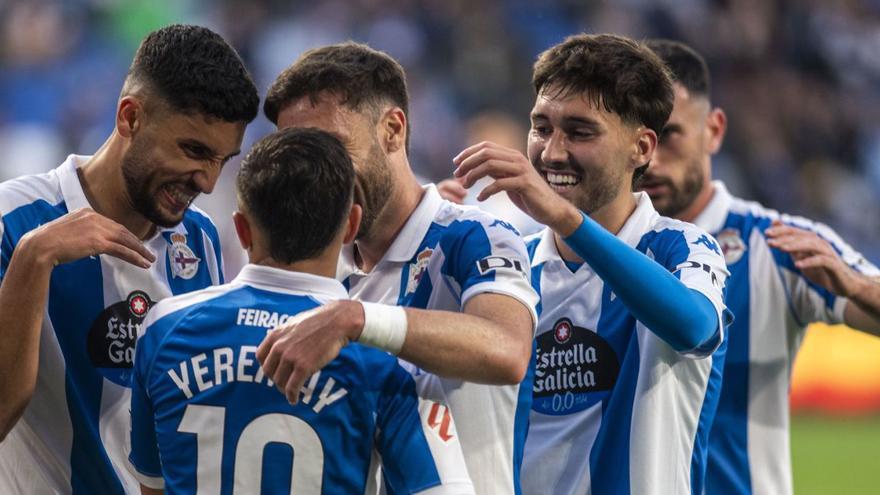 Los jugadores del Dépor abrazan a Yeremay Hernández tras uno de sus goles ante el Albacete. | Casteleiro/Roller Agencia