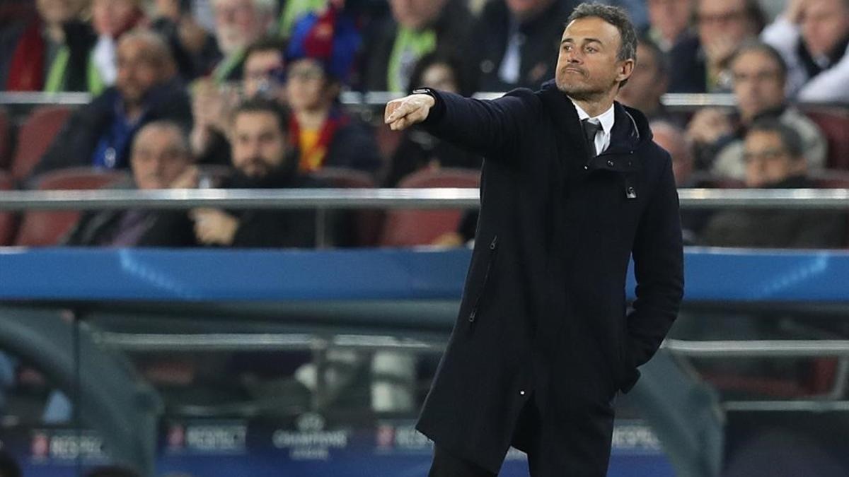 Luis Enrique da instrucciones a sus jugadores en el Barça-Borussia.