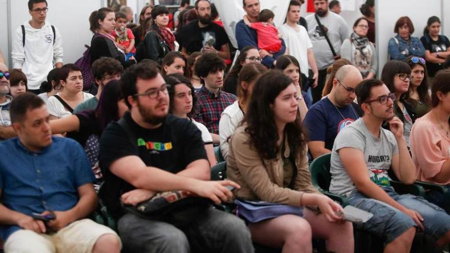 Espectadores, ayer, durante una de las presentaciones del Celsius 232 en la carpa de actividades.