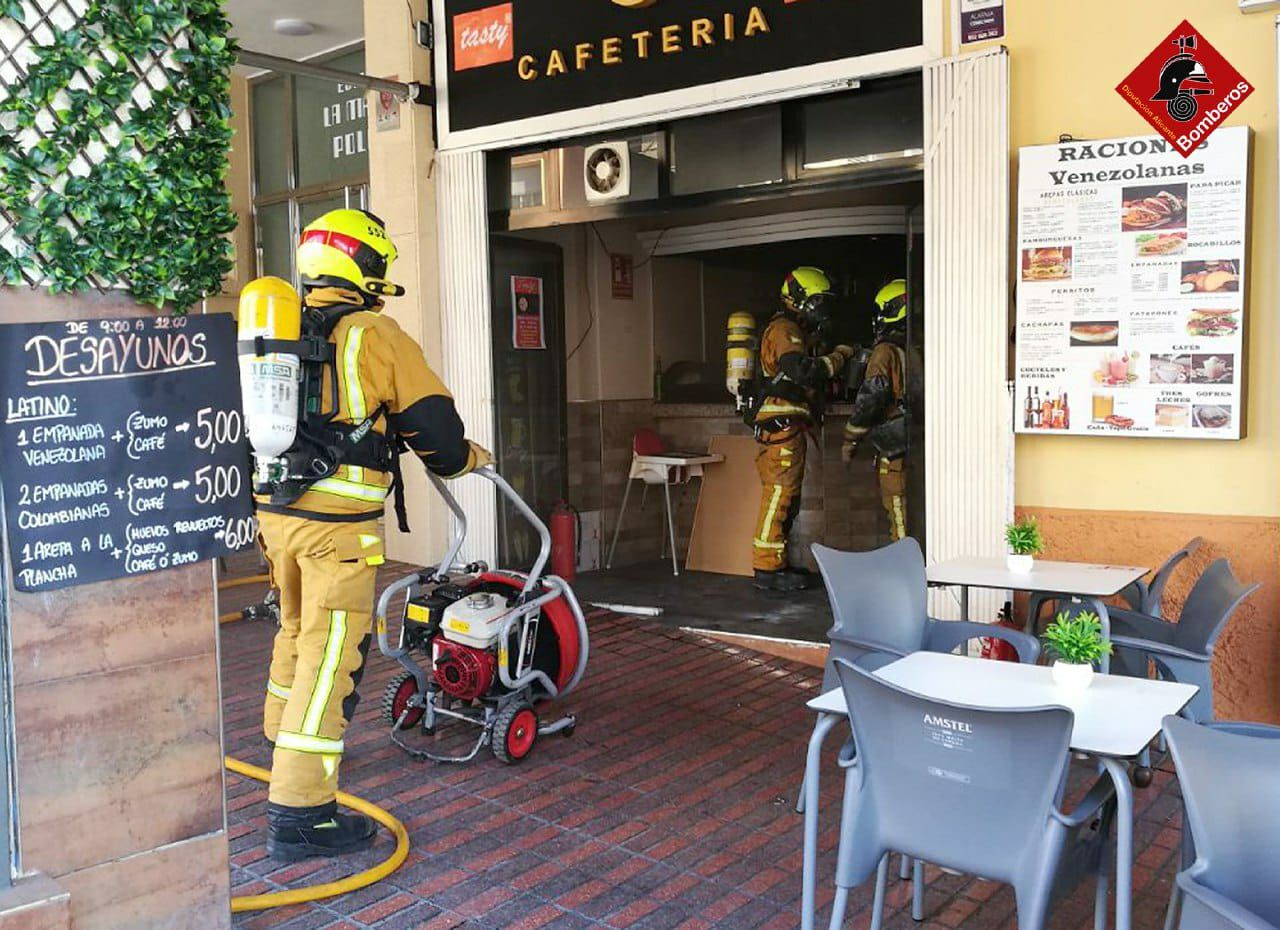 Una freidora eléctrica provoca un incendio en una cafetería de Benidorm