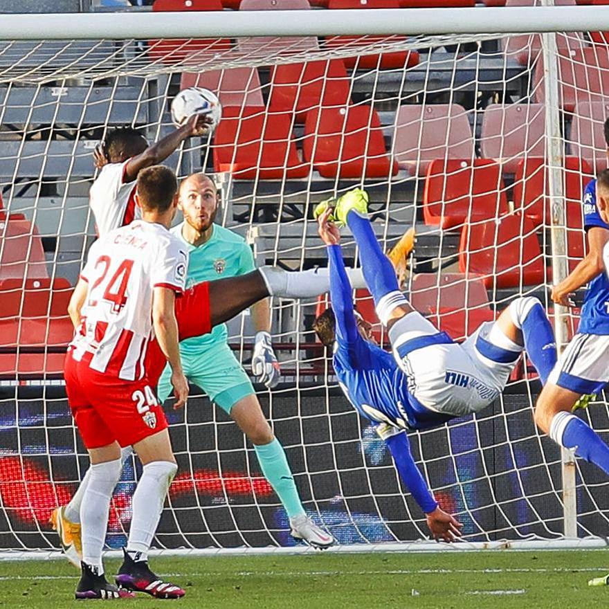 Grippo marca de chilena el gol del empate ante el Almería. | LaLiga