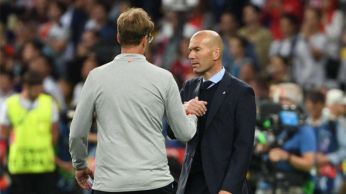 Zidane y Klopp se saludan durante la final de 2018