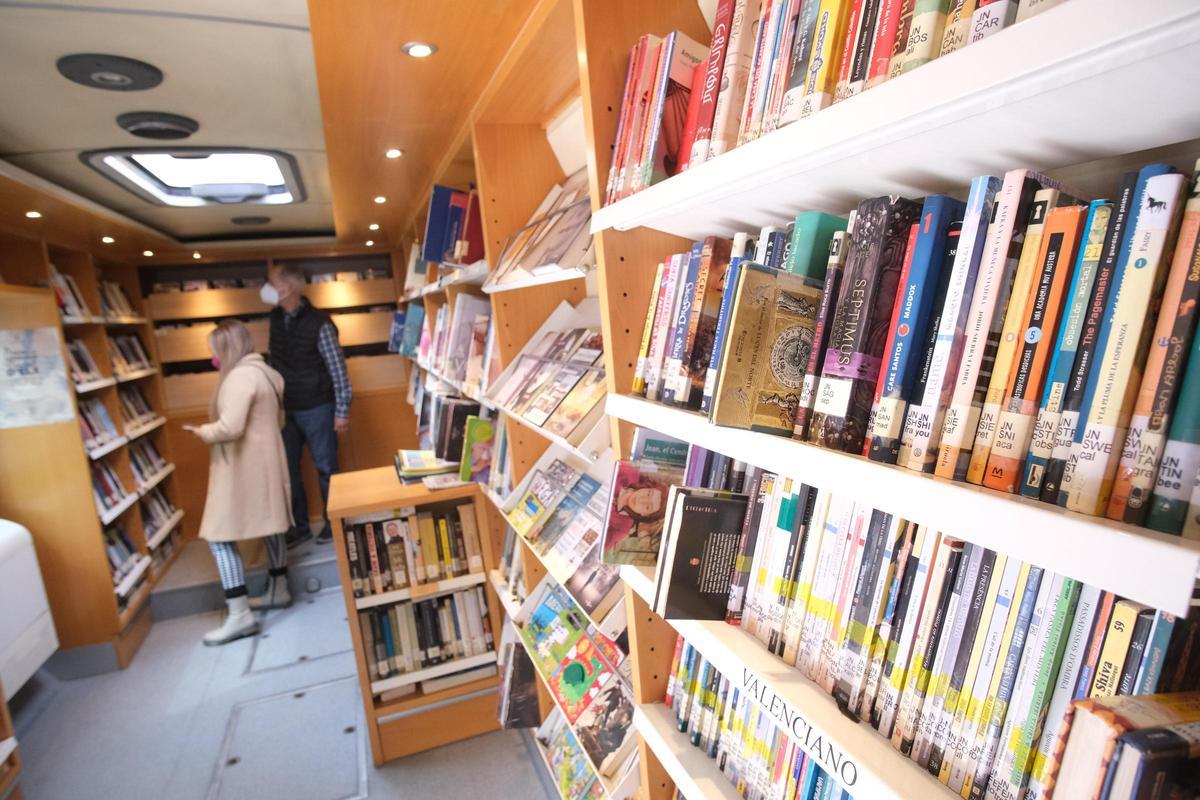 El bibliobús forma parte de la red de bibliotecas de Elche