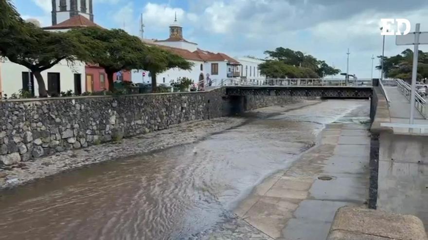 Así corre el agua por el barranco de Santos en Santa Cruz de Tenerife