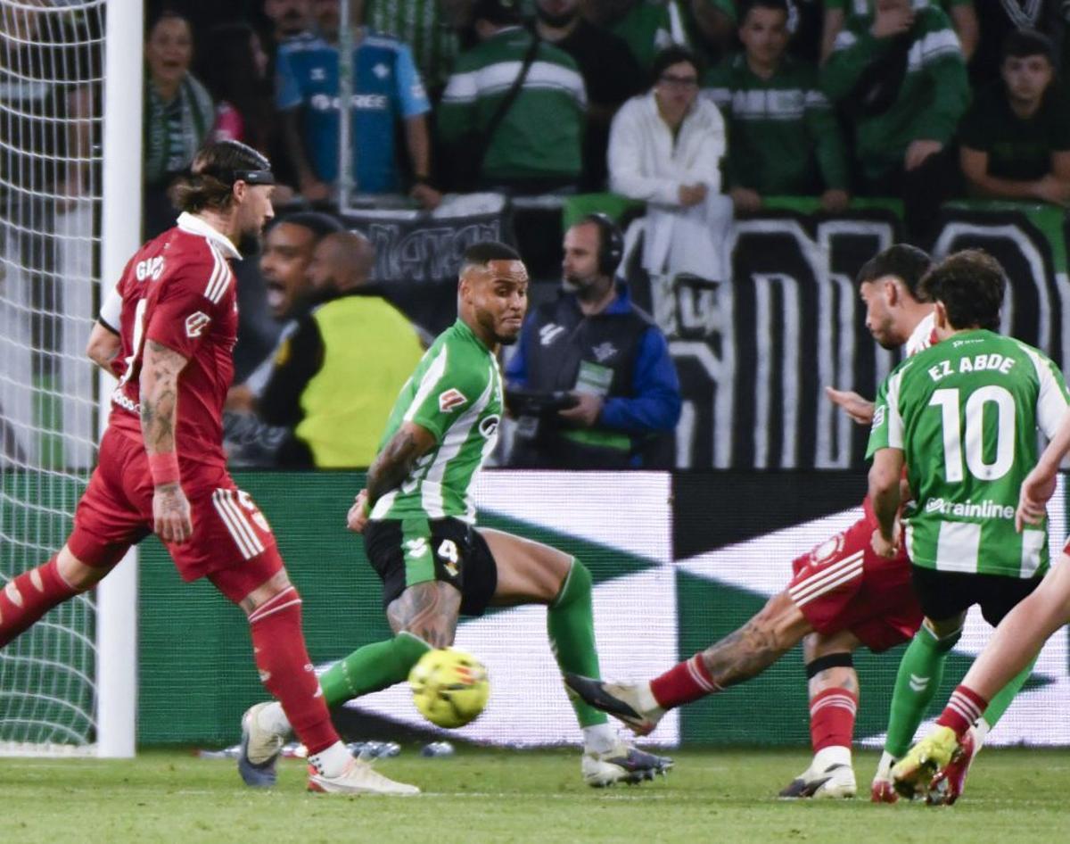 Isaac Romero remata para anotar el segundo gol del Sevilla.