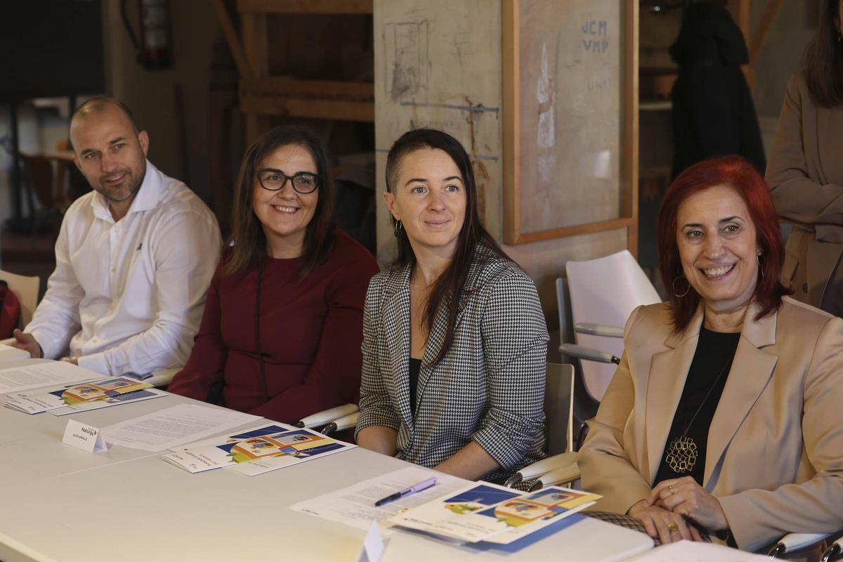 De izquierda a derecha: César Sempere, de Campoval Rugby Club de Picanya; Rosa Galindo y Alicia Angulo, de Fevadis y Anna Tórtola de Nova Feina.