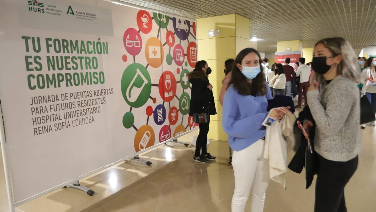 Cerca de 200 futuros especialistas se han congregado en el hospital Reina Sofía para conocer mejor sus especialidades.