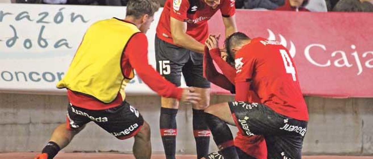 Futbolistas del Mallorca celebran en Córdoba el gol de Brandon.