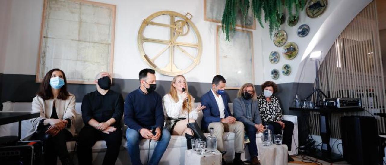 Helher Escribano, entre los representantes de Santa Eulària, Vila, Sant Antoni y el Consell durante la presentación del festival. | J.A.RIERA