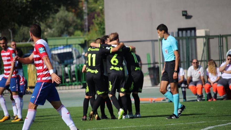 El equipo celebra la victoria.