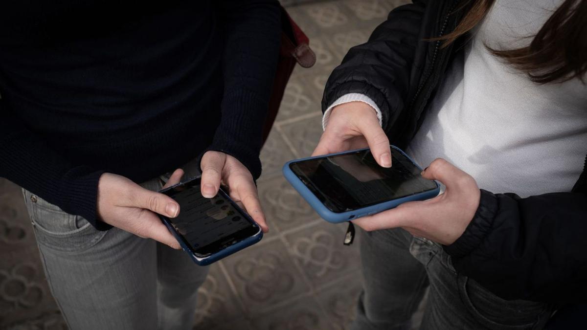 El teléfono móvil suele ser el cauce más utilizado para las estafas.