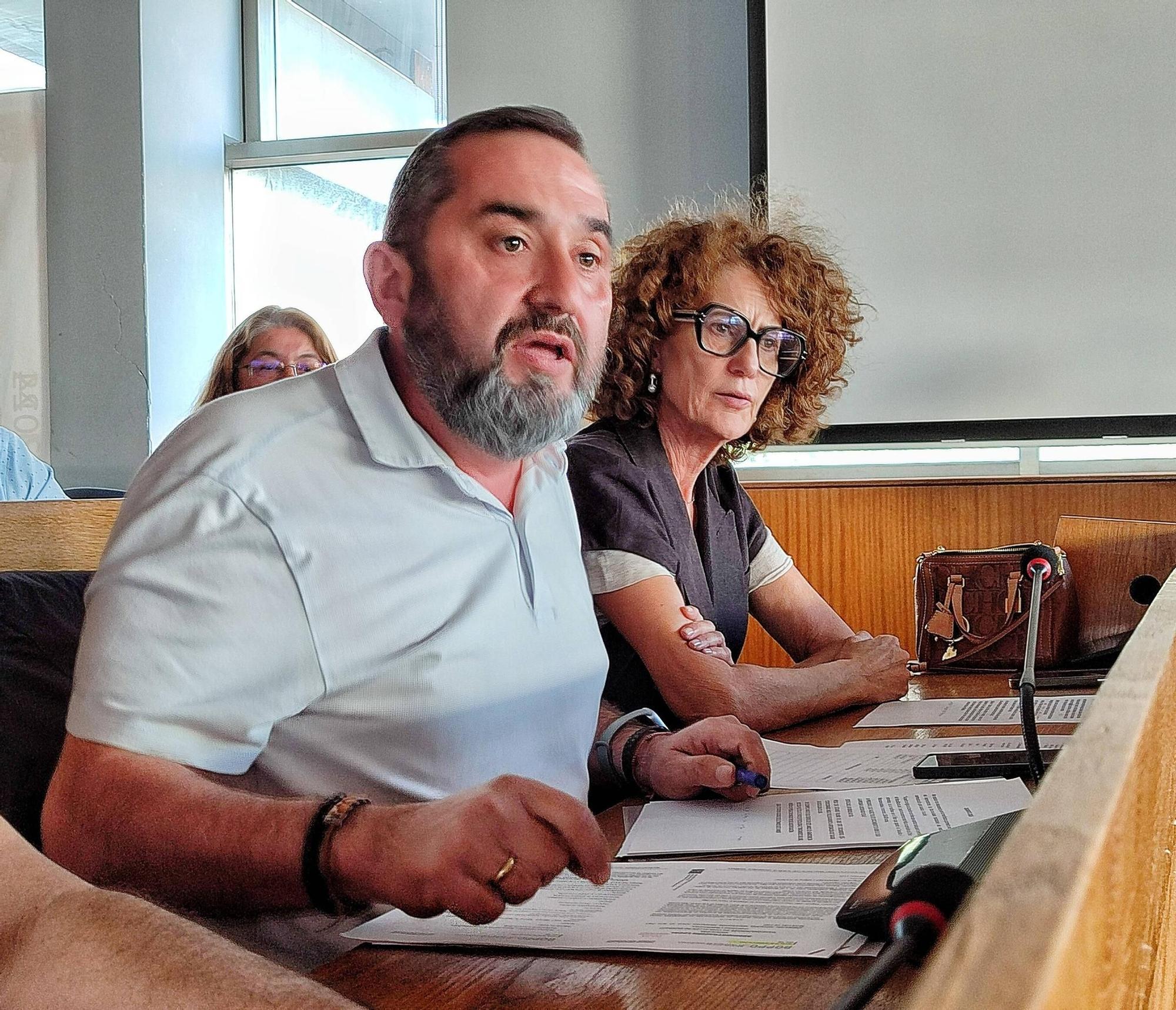 Multidudinaria protesta contra la subida de la basura en Cangas