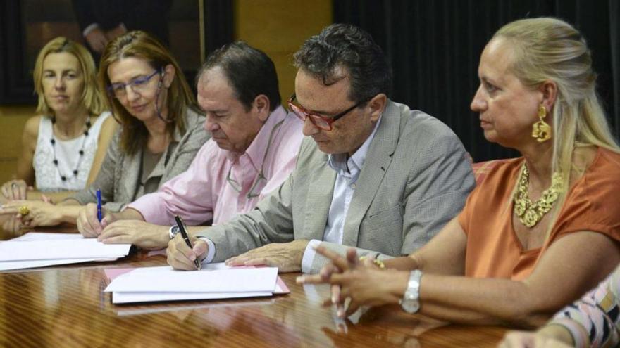 Firma del protocolo para la compra de la Casa María Barrabino.