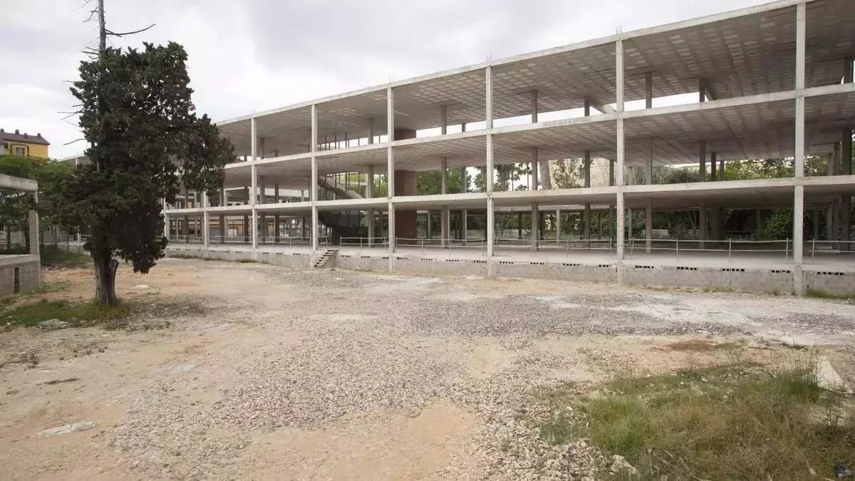 Esqueleto del nuevo edificio del instituto Rei en Jaume, tras la paralización de las obras a final de 2024.