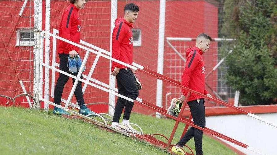 Pelayo Suárez, Riki y Rubén, ayer, al inicio del entrenamiento.