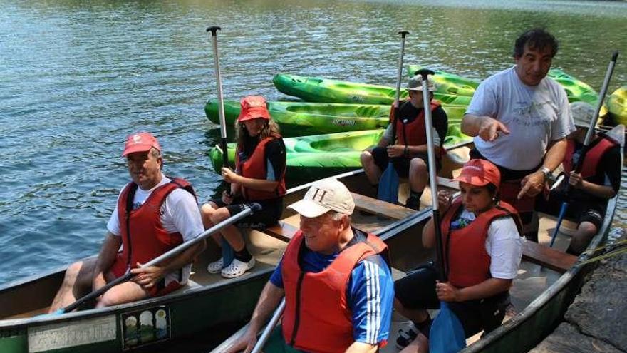 Actividad de piragüismo en el embalse de Arbón a la altura de Serandinas (Boal).