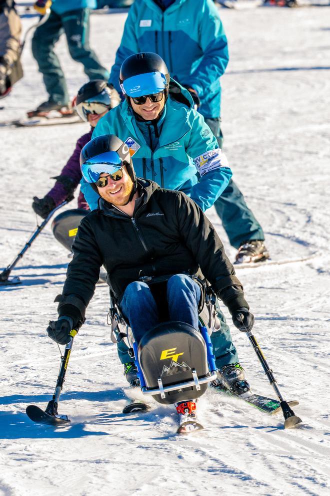 El príncipe Harry practicando 'si ski'
