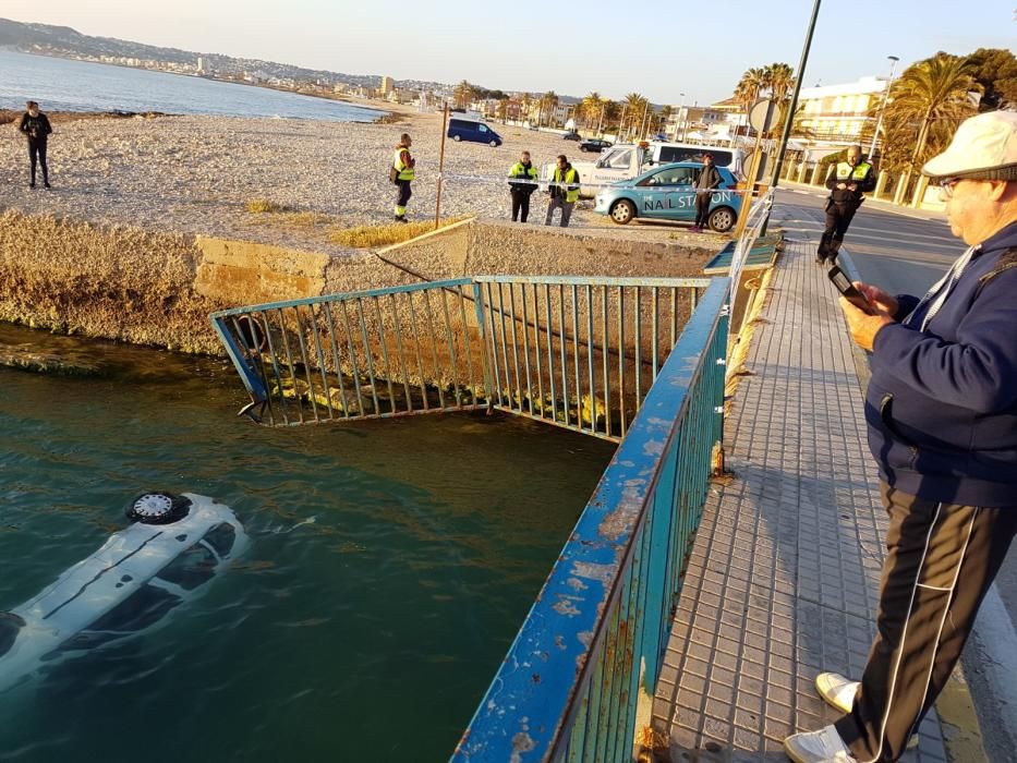 Un coche se precipita al río Gorgos en Xàbia.