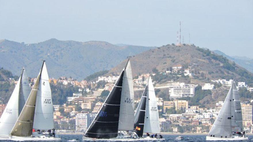 La bahía de Málaga se llenó de cruceros con el debut de la II Liga Costa del Sol.