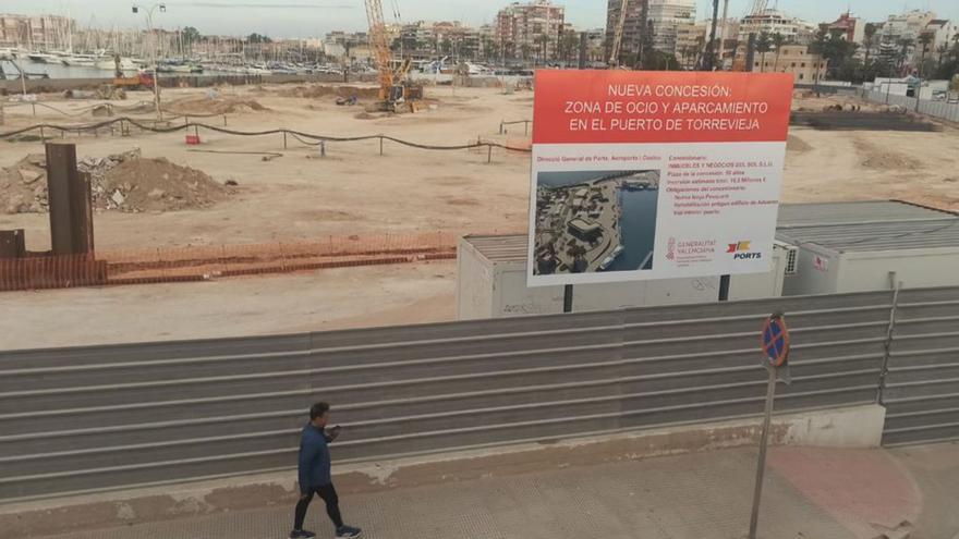 Uno de los dos grandes carteles ubicados en el «relleno». | D.PAMIES