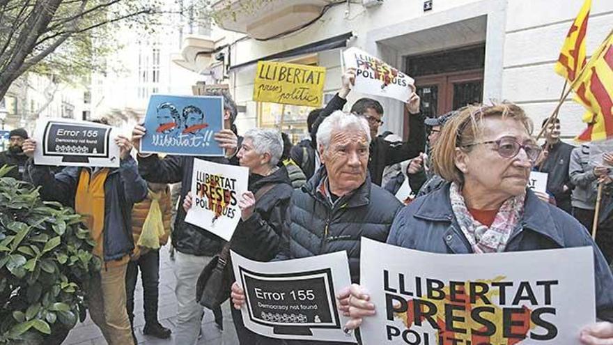 Protesta por el arresto de la miembro del CDR