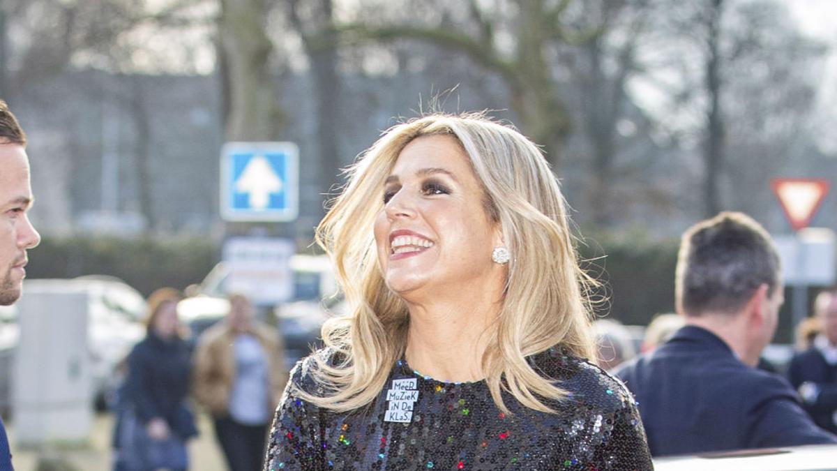 Máxima de Holanda llega sonriente con un vestido de lentejuelas de Nina Ricci a una gala de Navidad que ha presidido en su país