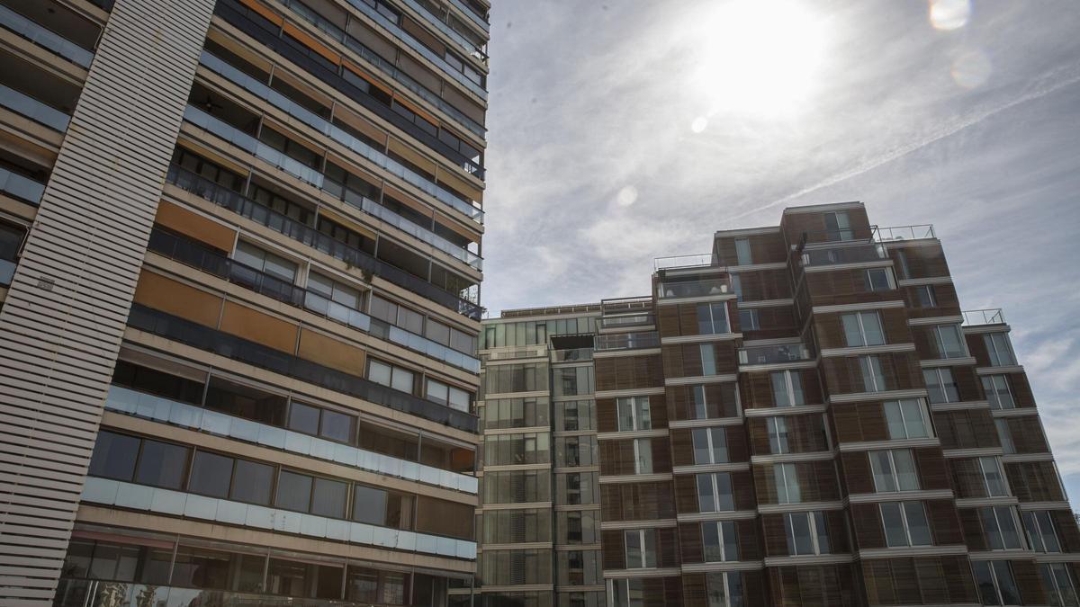 Edificios de viviendas en la zona más cara de la capital del Túria.